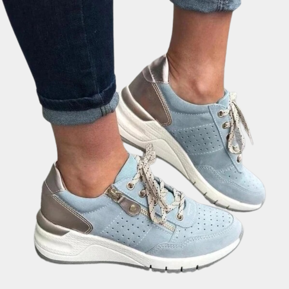 Lichtblauwe dames sneakers met witte zool en beige accenten, casual en comfortabel, perfect voor dagelijks gebruik en modieuze outfits.