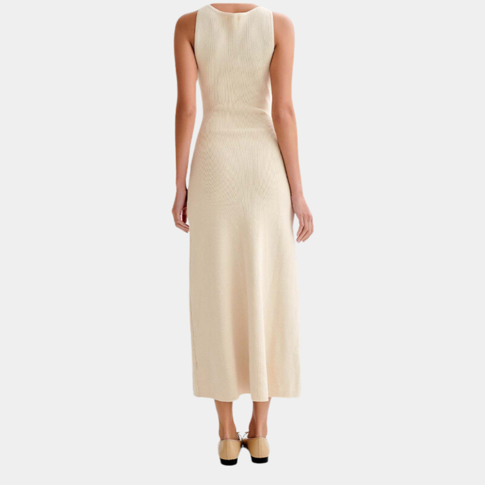 Elegante crèmekleurige maxi-jurk, mouwloos en rugloos, perfect voor zomerse evenementen. Stijlvolle damesmode, comfortabele pasvorm.
