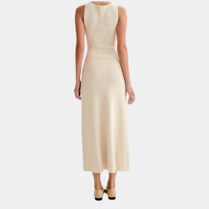 Elegante crèmekleurige maxi-jurk, mouwloos en rugloos, perfect voor zomerse evenementen. Stijlvolle damesmode, comfortabele pasvorm.