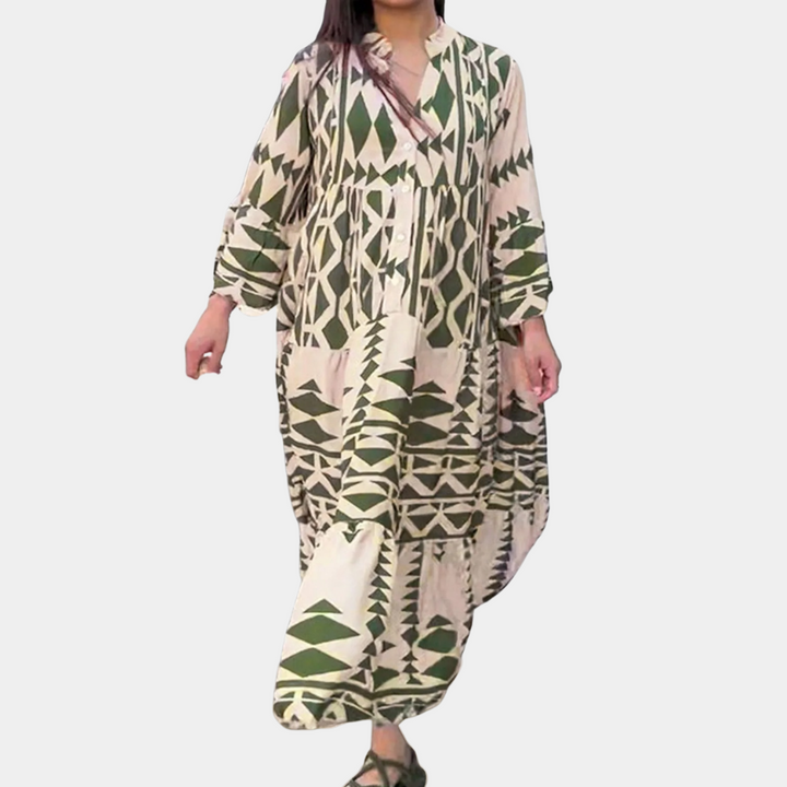 Groene en beige maxi-jurk met geometrisch patroon, lange mouwen en V-hals. Perfect voor casual en boho-stijl outfits. Comfortabele pasvorm.