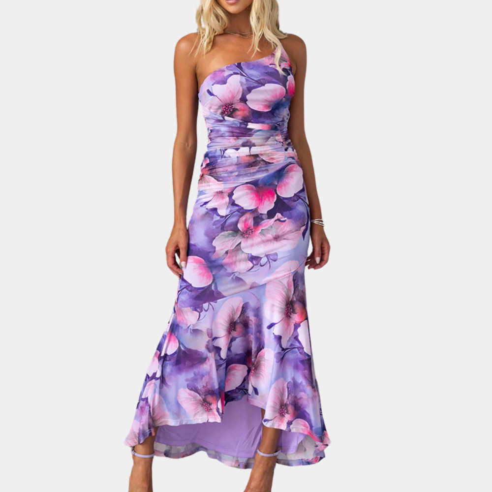 Paarse bloemenjurk met asymmetrische zoom, strapless ontwerp en aansluitende pasvorm. Perfect voor zomerse evenementen en modieuze gelegenheden.