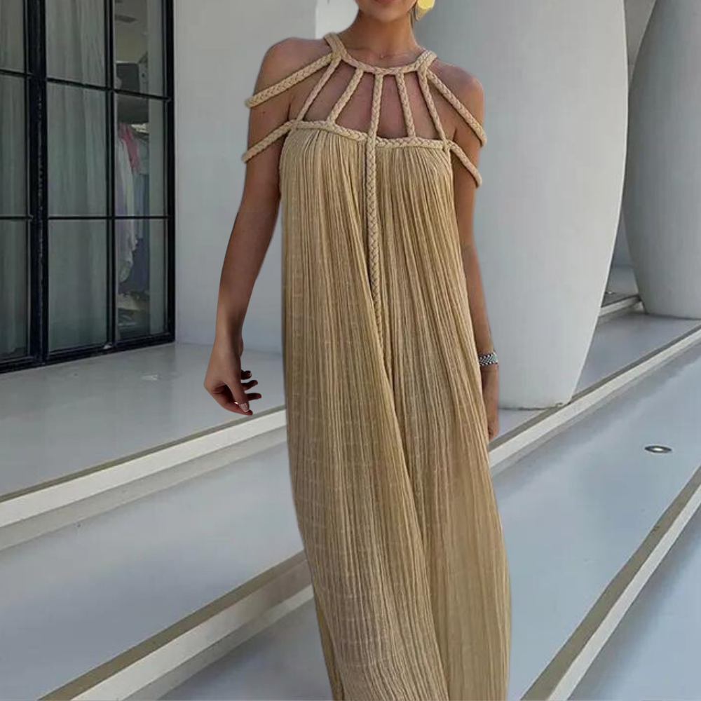 Beige maxi-jurk met gevlochten bandjes, elegante plissé stof, perfect voor zomerse evenementen. Trendy damesmode, stijlvolle avondjurk.