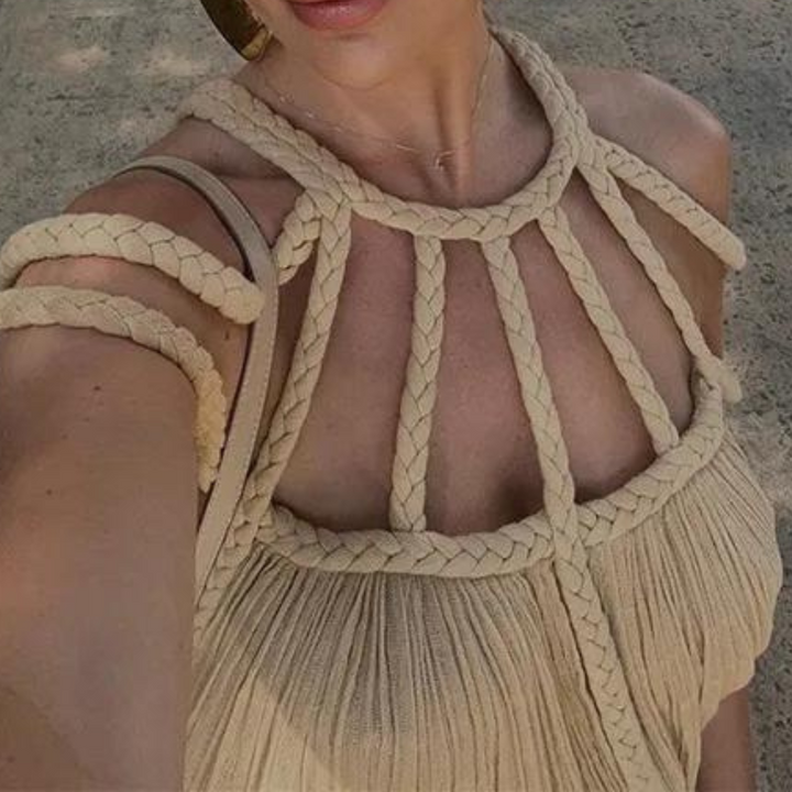 Beige gevlochten jurk met unieke halslijn, zomermode, boho-stijl, strandkleding, dameskleding, trendy en elegant design, casual chic.