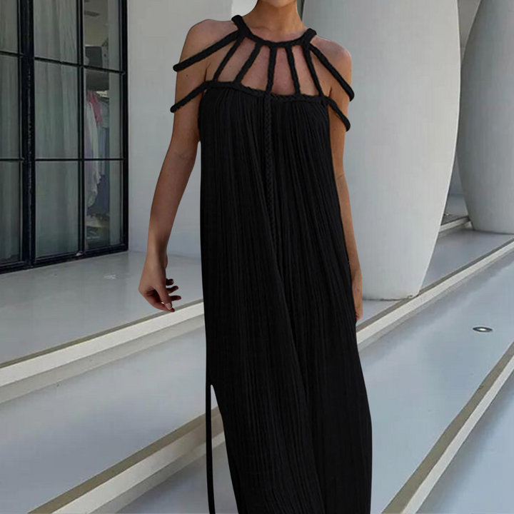 Zwarte maxi-jurk met open schouders en gevlochten bandjes, elegante plooien, perfect voor zomeravonden of strandfeesten. Trendy damesmode.