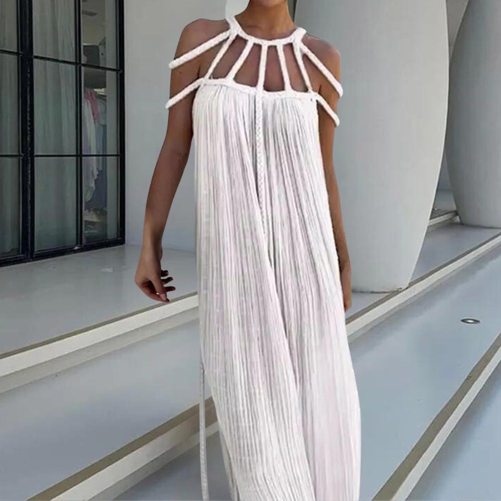Witte maxi-jurk met plooien en unieke schouderbanden, perfect voor zomerse evenementen. Elegant design, luchtige stof, trendy mode.
