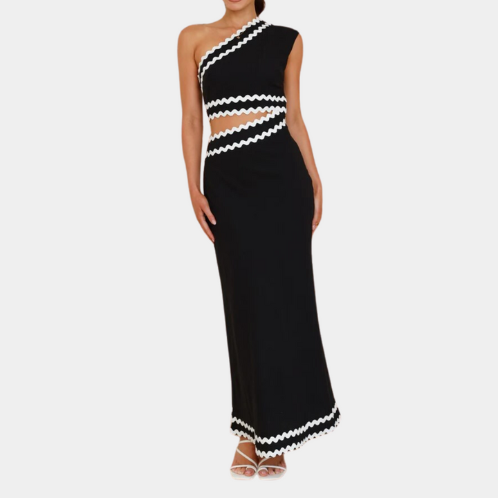 Zwarte asymmetrische jurk met witte zigzagdetails, mouwloos ontwerp, lange lengte, ideaal voor avondkleding en speciale gelegenheden.