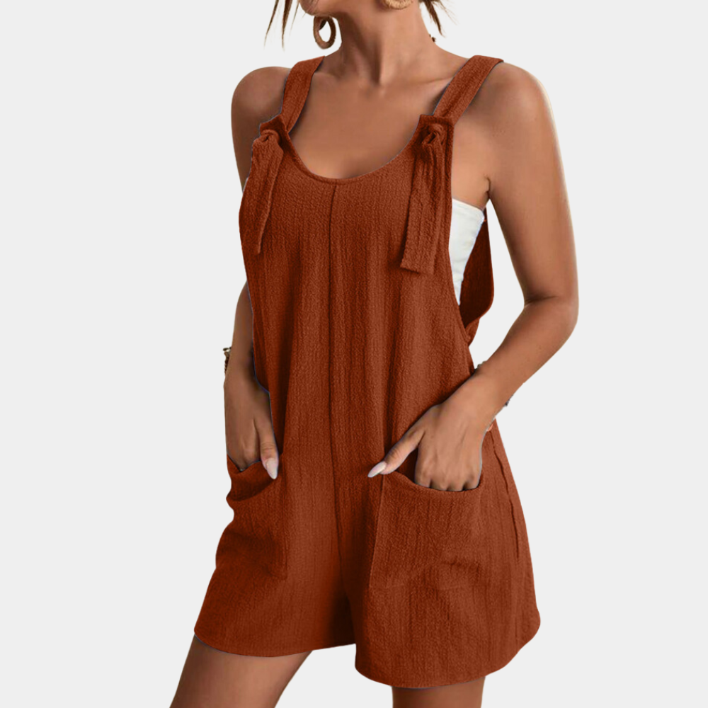 Vrouw in bruine zomerjurk met zakken en strikbandjes, casual en modieus, perfect voor warme dagen. Trendy dameskleding, comfortabele pasvorm.