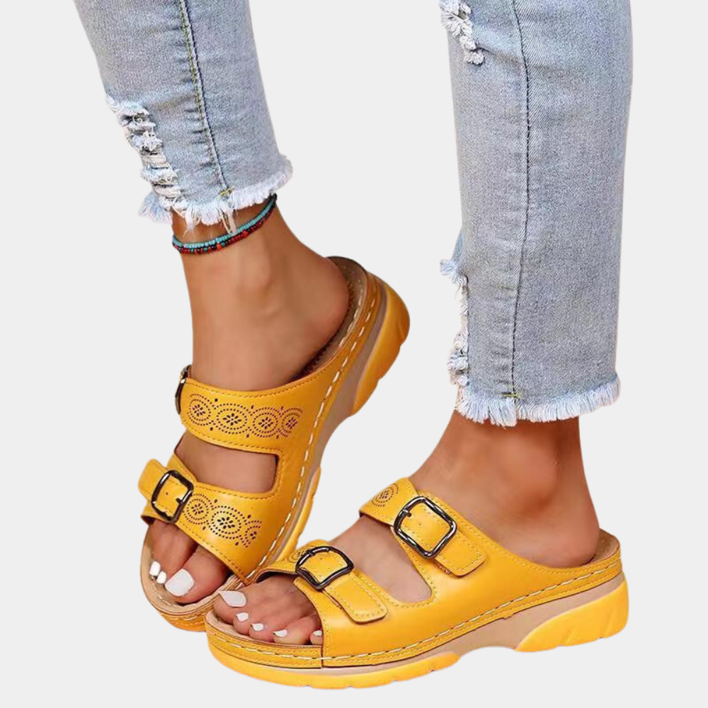 Gele dames sandalen met gespen, gedragen met gerafelde jeans. Comfortabele zomerschoenen, trendy en stijlvol voor casual outfits.