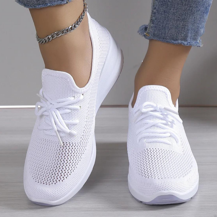 Witte dames sneakers met ademend mesh, comfortabele zool en vetersluiting. Perfect voor casual outfits en dagelijks gebruik. Trendy en stijlvol.
