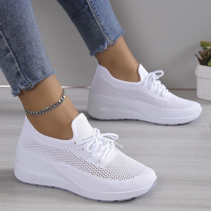 Witte dames sneakers met ademend mesh, comfortabele dikke zool en veters. Perfect voor casual outfits en dagelijks gebruik.