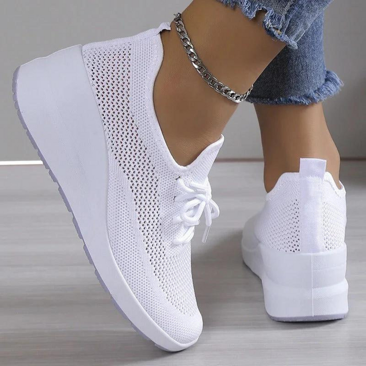Witte dames sneakers met dikke zool, ademend mesh, vetersluiting, casual stijl. Perfect voor dagelijks gebruik en comfort.