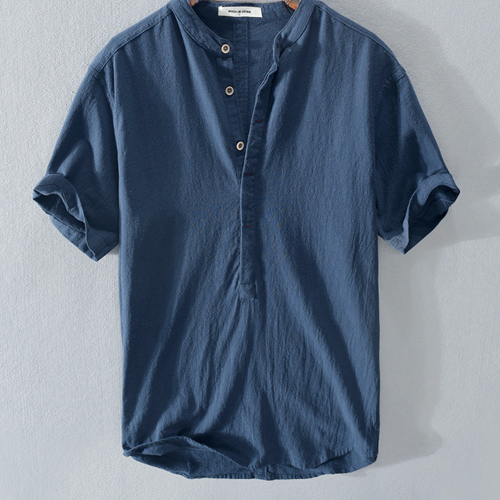 Blauwe herenlinnen shirt met korte mouwen en knoopsluiting, casual en ademend, perfect voor zomerse outfits en modieuze herenkleding.