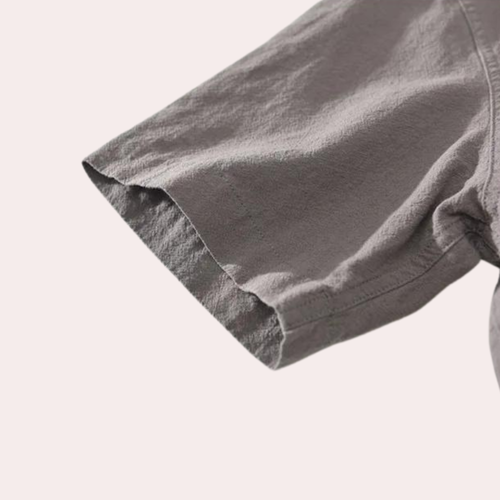 Grijze katoenen korte broek, close-up van de stoftextuur en naad, casual herenmode, comfortabele zomerkleding, minimalistisch ontwerp.