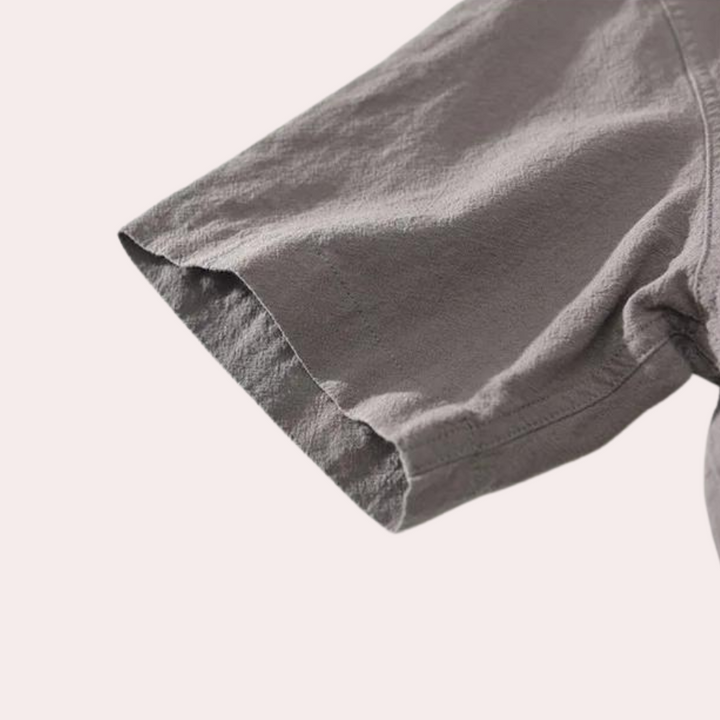 Grijze katoenen korte broek, close-up van de stoftextuur en naad, casual herenmode, comfortabele zomerkleding, minimalistisch ontwerp.