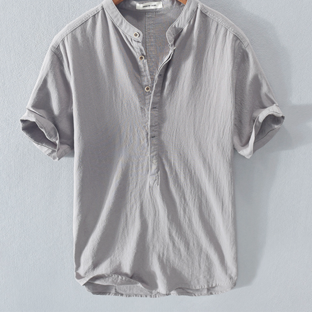 Grijze katoenen heren Henley shirt met korte mouwen en knoopsluiting, casual en comfortabel, ideaal voor zomerse mode en dagelijkse outfits.