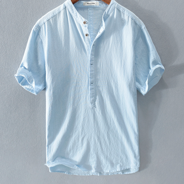Lichtblauw herenoverhemd met korte mouwen, opstaande kraag en knoopsluiting. Casual stijl, ideaal voor zomerse outfits.