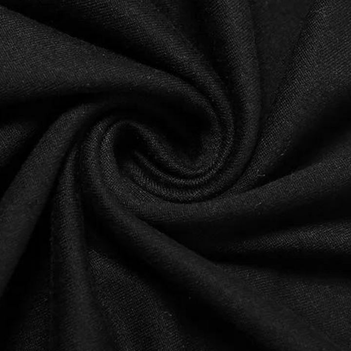 Zwarte katoenen stof close-up, gedraaid in een spiraalpatroon. Perfect voor modeontwerp, naaiprojecten en interieurdecoratie.