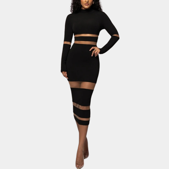 Vrouw in elegante zwarte jurk met transparante strepen, lange mouwen en hoge hals. Perfect voor avondkleding en modieuze gelegenheden.