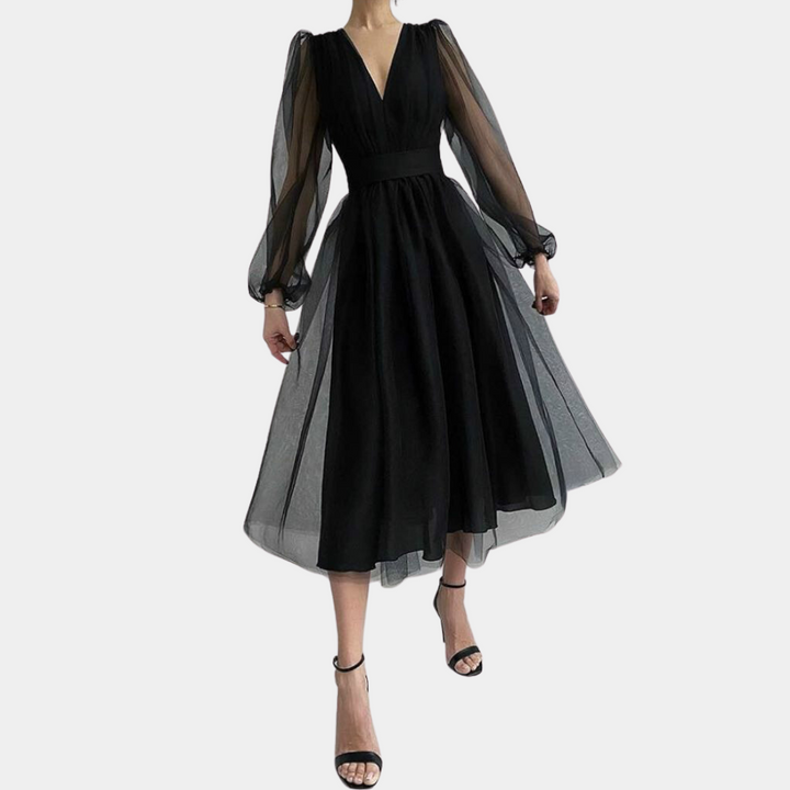 Elegante zwarte avondjurk met lange doorschijnende mouwen en diepe V-hals, perfect voor formele gelegenheden en stijlvolle evenementen.