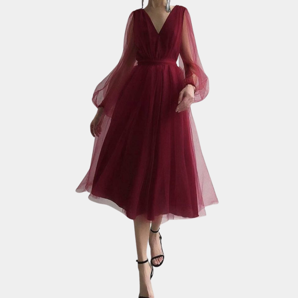 Rode avondjurk met lange doorschijnende mouwen en V-hals, elegante damesmode, perfect voor feestelijke gelegenheden.