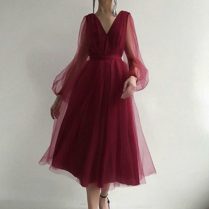 Rode avondjurk met lange doorschijnende mouwen en V-hals, elegante damesmode, perfect voor feestelijke gelegenheden en stijlvolle evenementen.