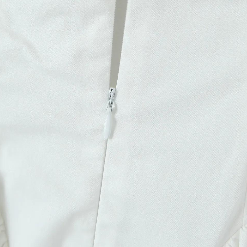 Witte ritssluiting op kledingstuk, close-up. Hoogwaardige stof, minimalistisch ontwerp. Modeaccessoire, detailopname, textielkwaliteit.
