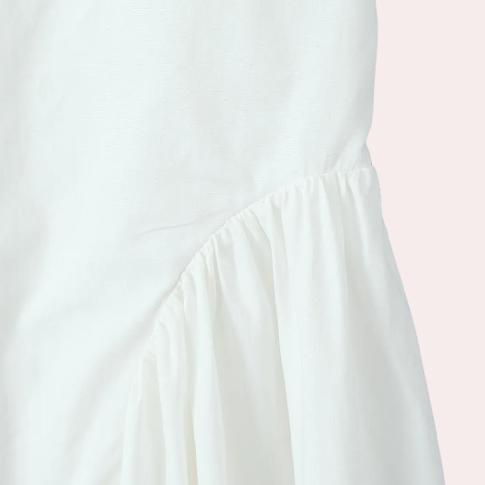 Witte katoenen blouse met geplooide mouw, detailopname. Hoogwaardige stof, elegant design, perfect voor modieuze dameskleding.