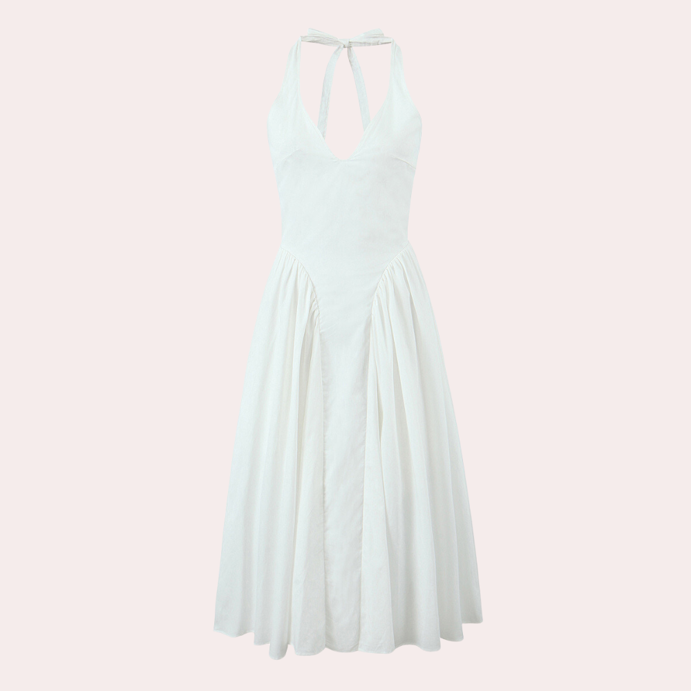 Witte halterjurk met open rug en geplooide rok, elegante avondjurk, perfect voor bruiloften of gala's. Tijdloze mode, verfijnde stijl.