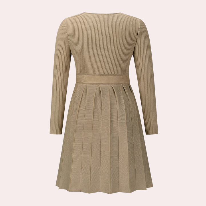 Beige gebreide jurk met lange mouwen en geplooide rok, elegante damesmode, herfstkleding, comfortabele en stijlvolle outfit voor dagelijks gebruik.