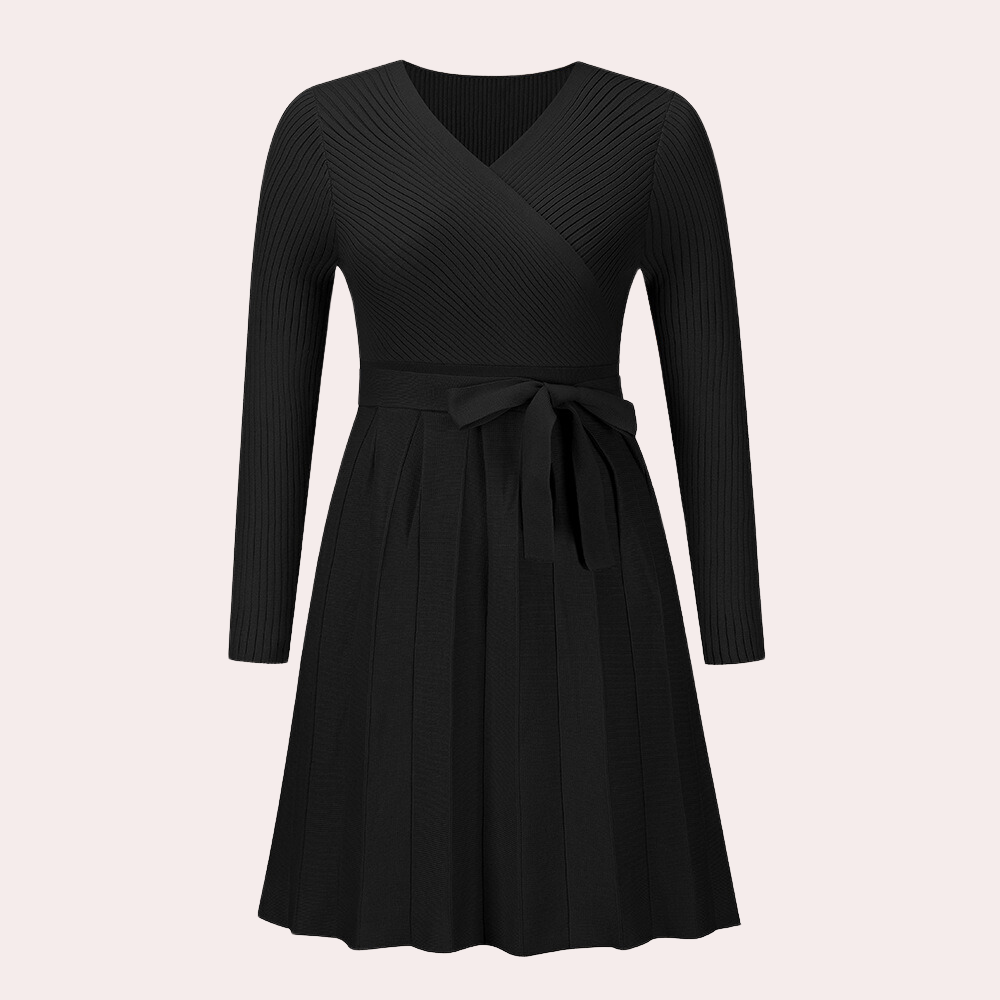 Zwarte gebreide jurk met lange mouwen en V-hals, voorzien van een strikceintuur en geplooide rok. Perfect voor elegante en stijlvolle gelegenheden.