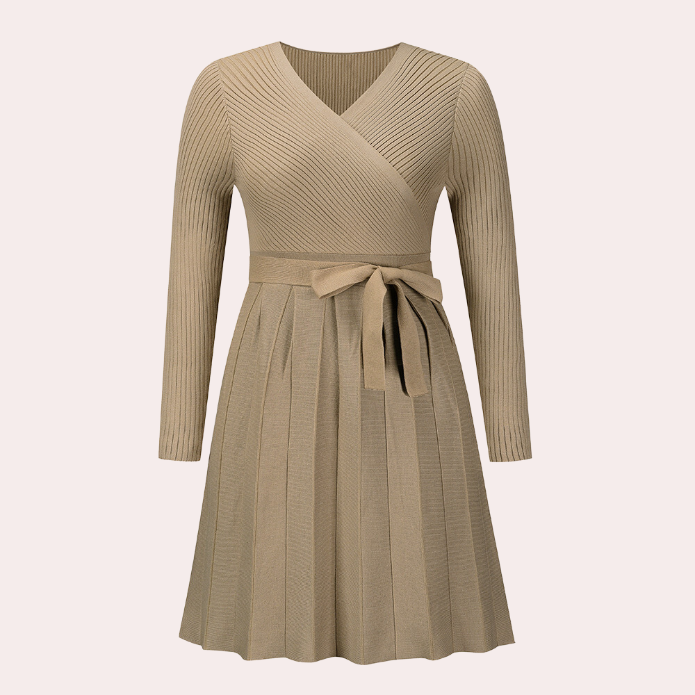 Khaki damesjurk met lange mouwen, V-hals en strikceintuur. Elegante plissérok, perfect voor herfstmode. Comfortabele en stijlvolle outfit.