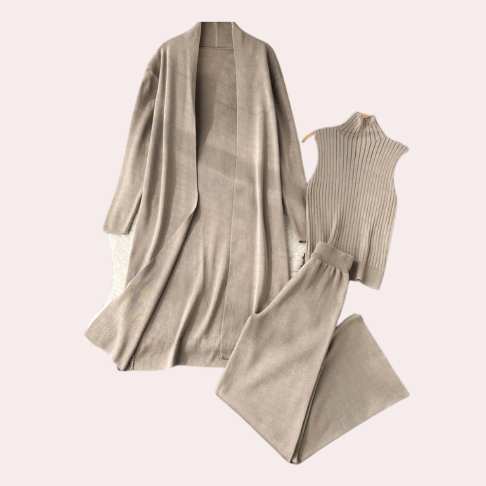 Beige dames loungewear set met lange cardigan, mouwloze trui en wijde broek. Comfortabele, stijlvolle kleding voor thuis of casual uitjes.
