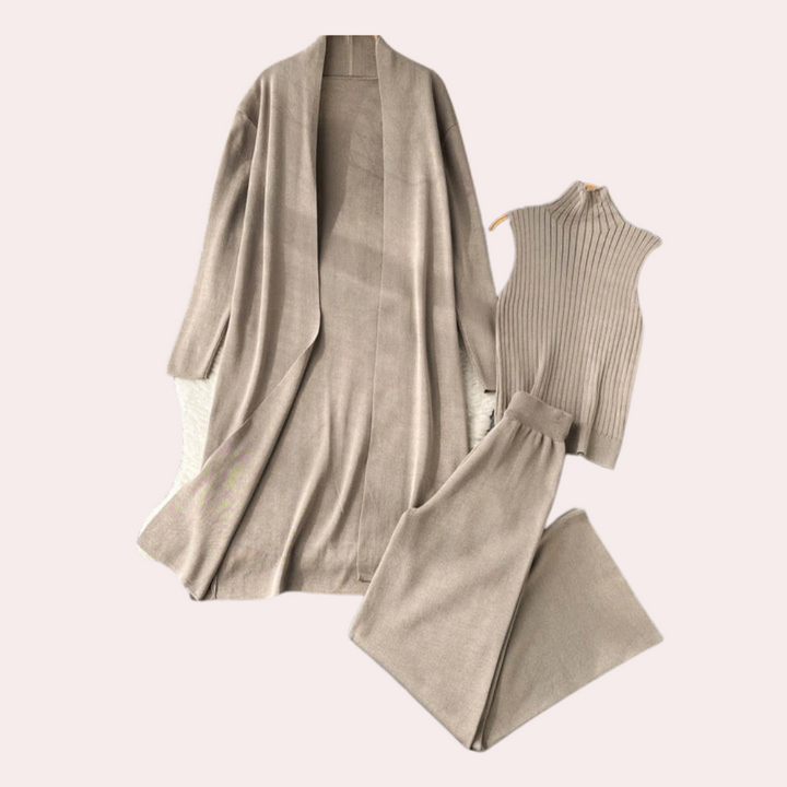 Beige dames loungewear set met lange cardigan, mouwloze trui en wijde broek. Comfortabele, stijlvolle kleding voor thuis of casual uitjes.