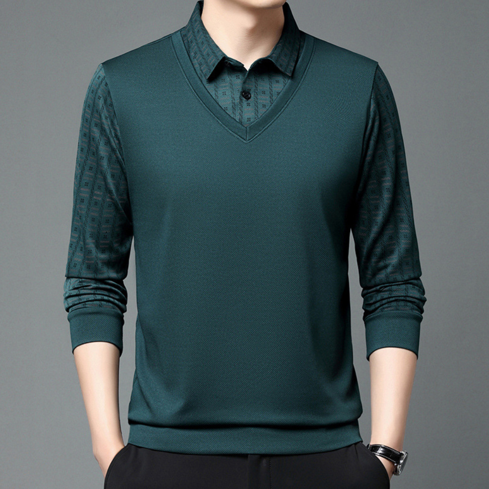 Donkergroene herentrui met V-hals en lange mouwen, gecombineerd met een poloshirtkraag. Stijlvolle casual outfit voor herenmode.