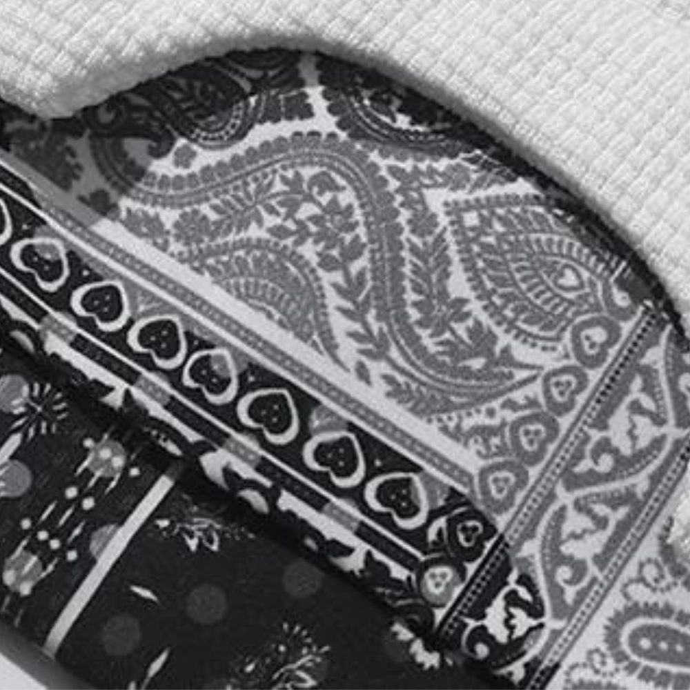 Zwart-wit paisley sjaal met hartjes- en stippenpatroon, gedetailleerd ontwerp, modieuze accessoire, veelzijdig voor elke outfit.