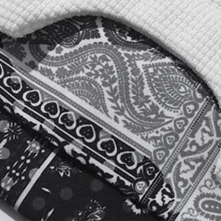 Zwart-wit paisley sjaal met hartjes- en stippenpatroon, gedetailleerd ontwerp, modieuze accessoire, veelzijdig voor elke outfit.