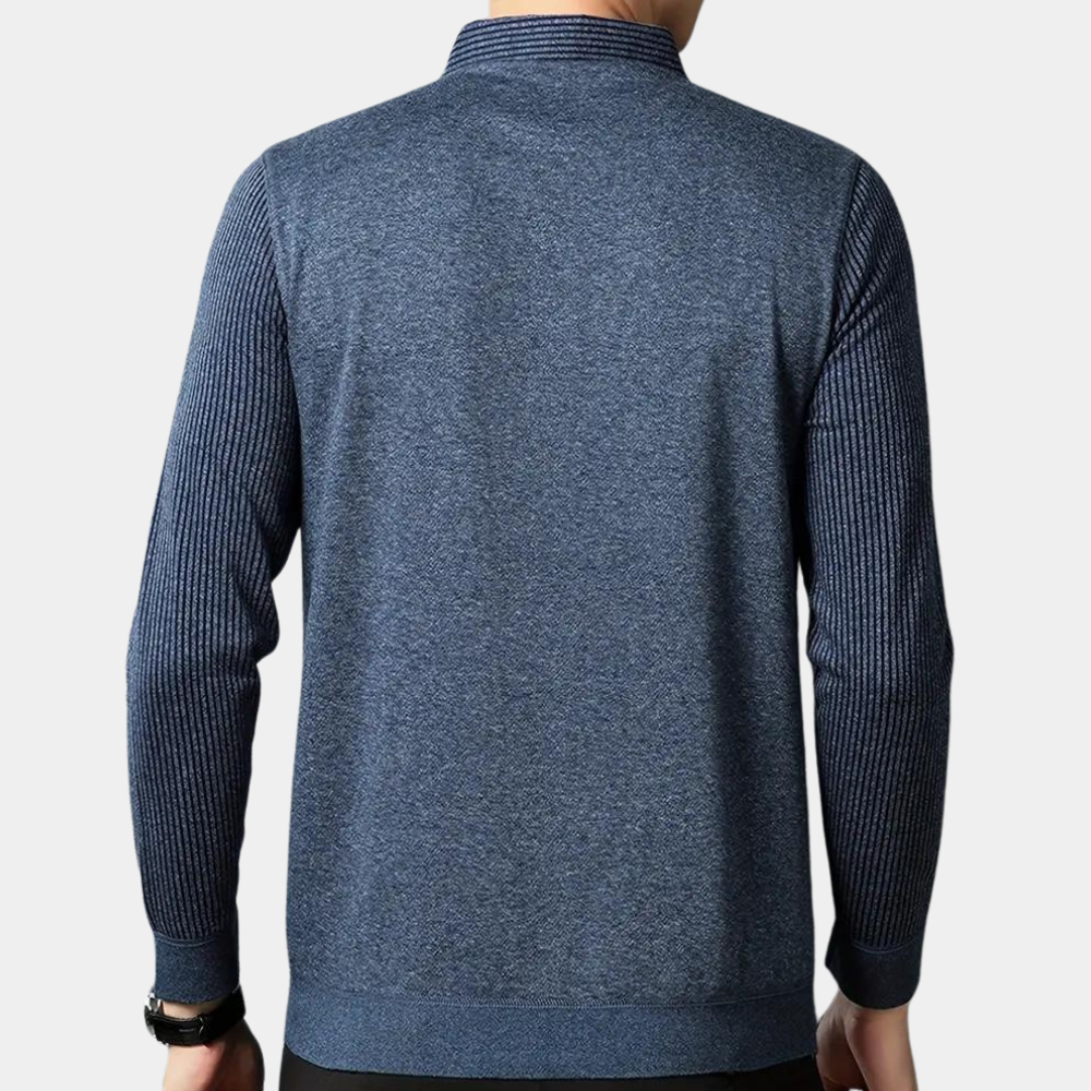 Marineblauwe heren trui met lange mouwen, geribbelde textuur en opstaande kraag. Stijlvolle casual kleding voor mannen, ideaal voor herfst en winter.