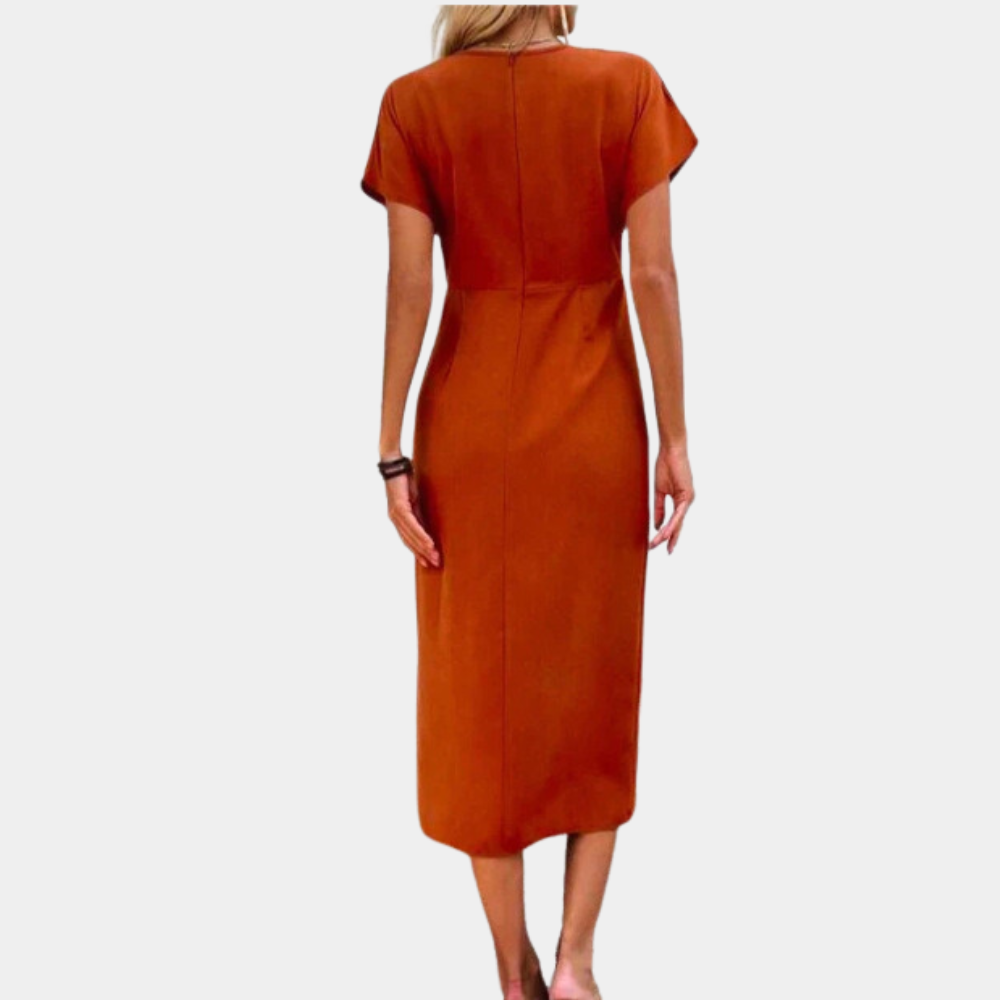 Oranje midi-jurk met korte mouwen, rugaanzicht. Elegante damesmode, casual en stijlvol, perfect voor zomer- of herfstoutfits.