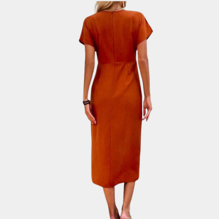 Oranje midi-jurk met korte mouwen, rugaanzicht. Elegante damesmode, casual en stijlvol, perfect voor zomer- of herfstoutfits.
