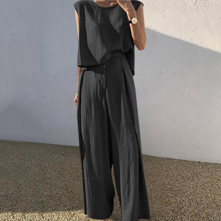 Zwarte dames jumpsuit met wijde pijpen en mouwloos ontwerp, ideaal voor zomer- en casual gelegenheden. Comfortabele en stijlvolle modekeuze.