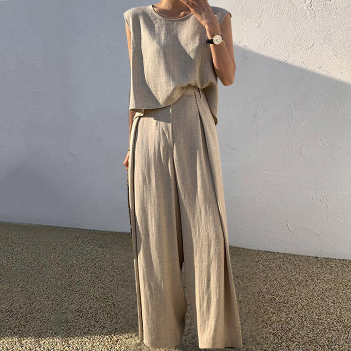 Vrouw in stijlvolle khaki jumpsuit met wijde pijpen, mouwloos ontwerp. Perfect voor zomermode, casual en elegant. Trendy dameskleding.