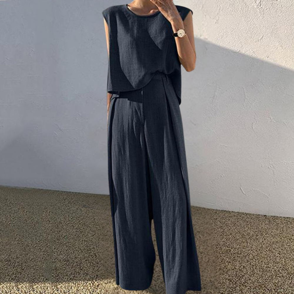 Dames jumpsuit donkerblauw, mouwloos, wijde pijpen, casual chique stijl, perfect voor zomer, modieuze outfit, comfortabele pasvorm.
