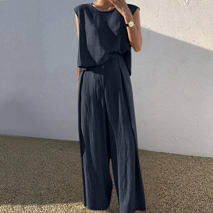 Dames jumpsuit donkerblauw, mouwloos, wijde pijpen, casual chique stijl, perfect voor zomer, modieuze outfit, comfortabele pasvorm.