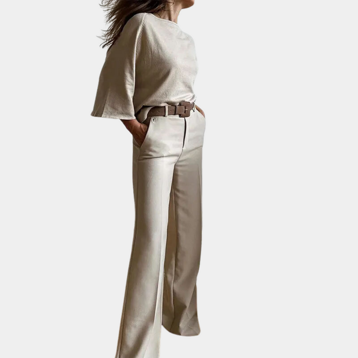 Vrouw in stijlvolle beige outfit met wijde broek en losse top, mode, minimalistisch design, trendy dameskleding, casual chic look.