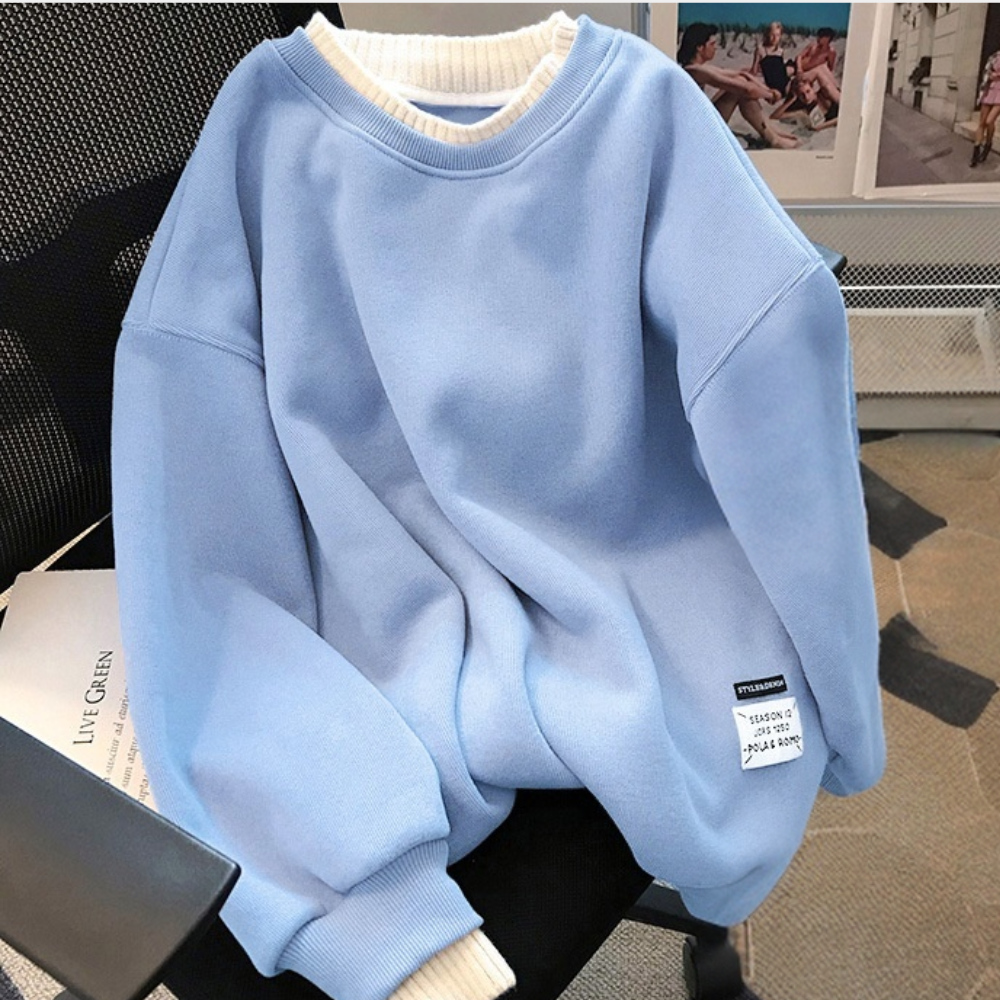 Lichtblauwe oversized trui met witte geribbelde boorden, casual stijl, geschikt voor damesmode, comfortabele en trendy kleding.