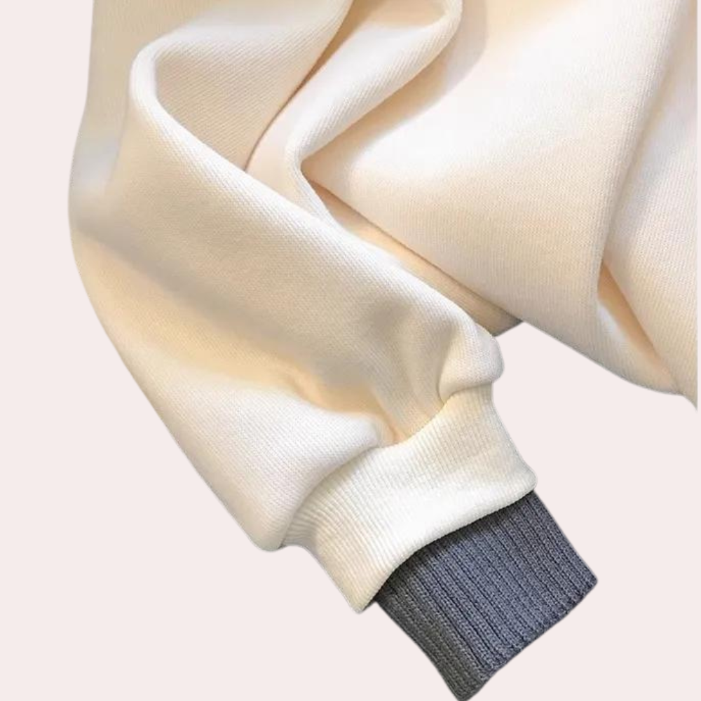 Crèmekleurige trui met grijze geribbelde manchetten, zachte stof, modieuze kleding, comfortabele damesmode, herfst- en winterstijl.