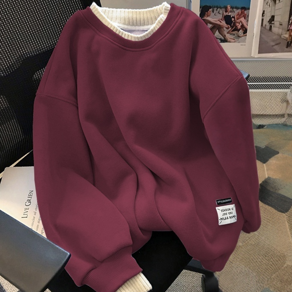 Wijnrode oversized trui met ronde hals en witte geribbelde boorden, casual stijl, perfect voor herfstmode. Comfortabele en trendy dameskleding.