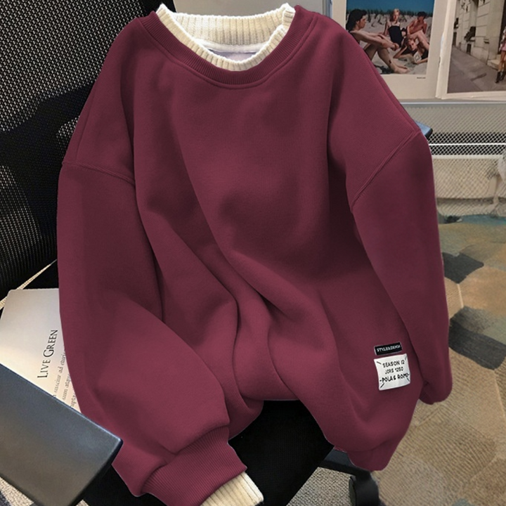 Wijnrode oversized trui met ronde hals en witte geribbelde boorden, casual stijl, perfect voor herfstmode. Comfortabele en trendy dameskleding.