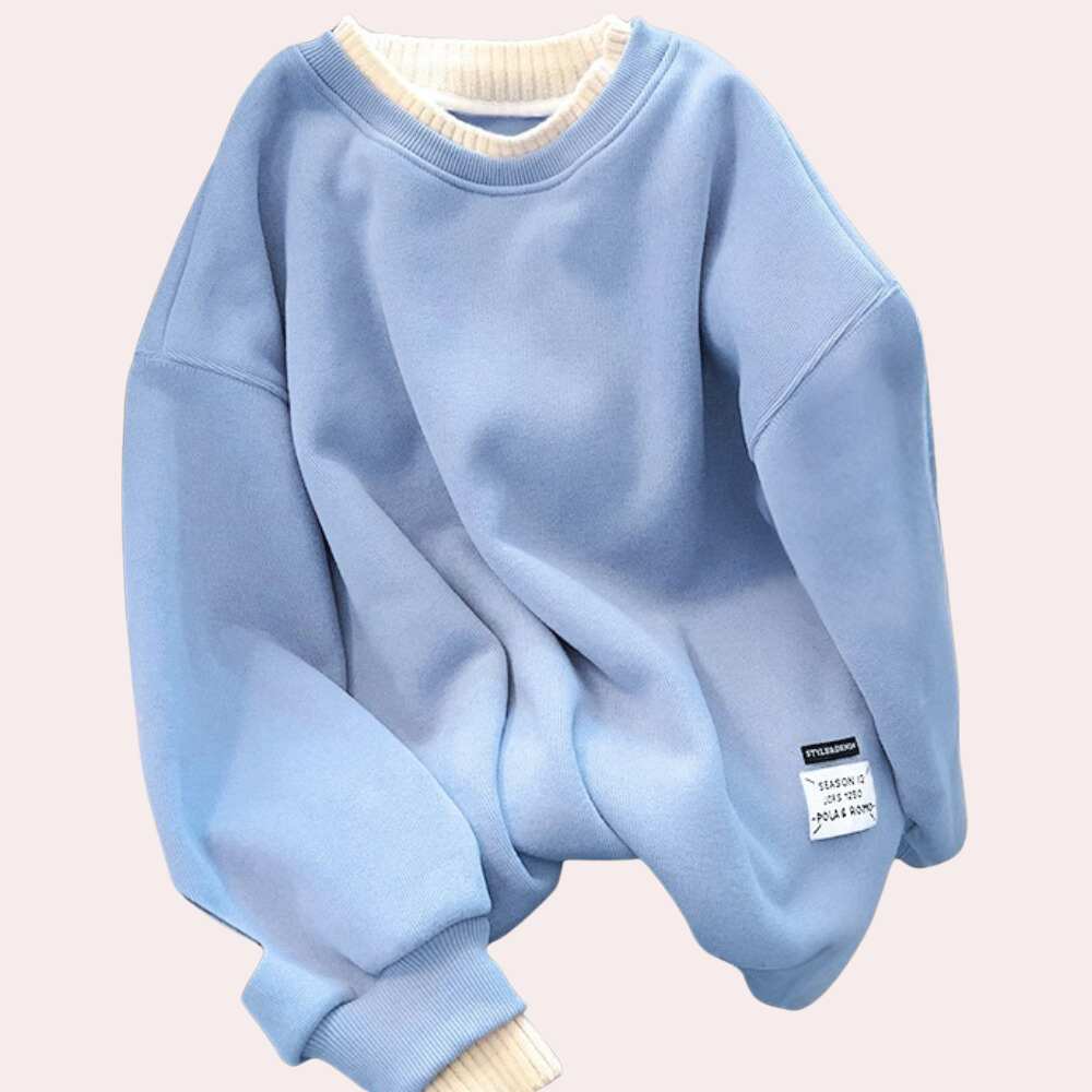 Lichtblauwe oversized sweatshirt met ronde hals en witte geribbelde boorden, casual mode, uniseks, comfortabele streetwear stijl.