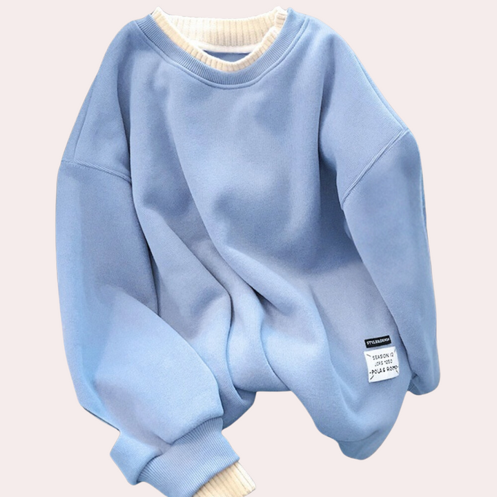 Lichtblauwe oversized sweatshirt met ronde hals en witte geribbelde boorden, casual mode, uniseks, comfortabele streetwear stijl.